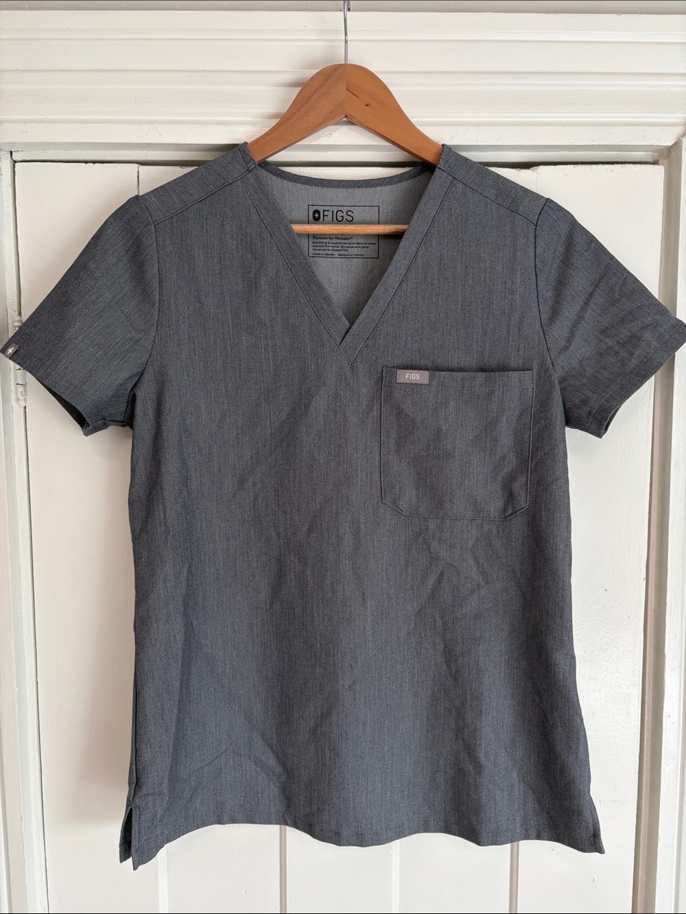 Figs Women’s Catarina Short Sleeve Scrub Top in Charcoal